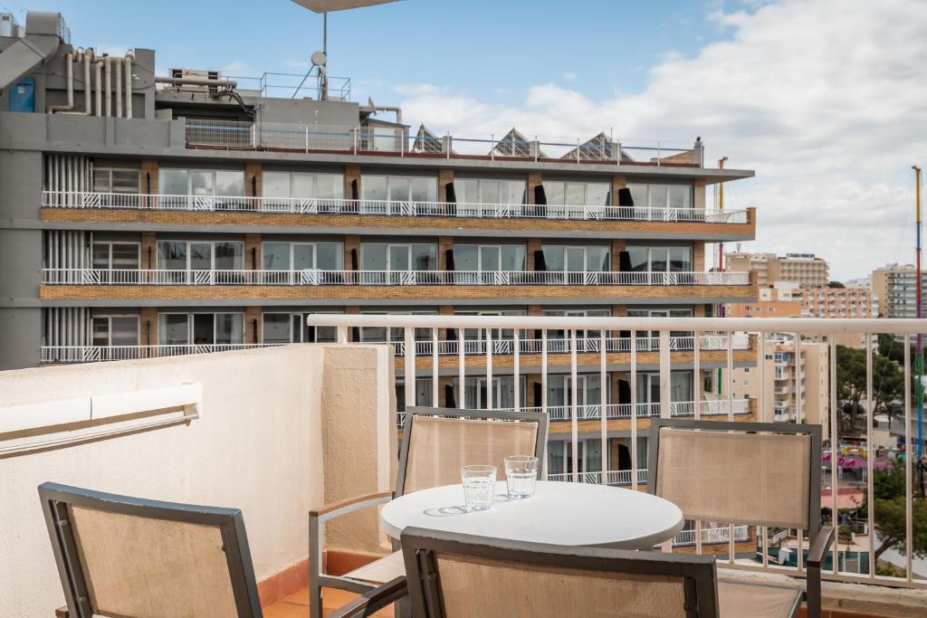Apartamentos Vistasol — Hotel building in Magaluf, Balearic Islands