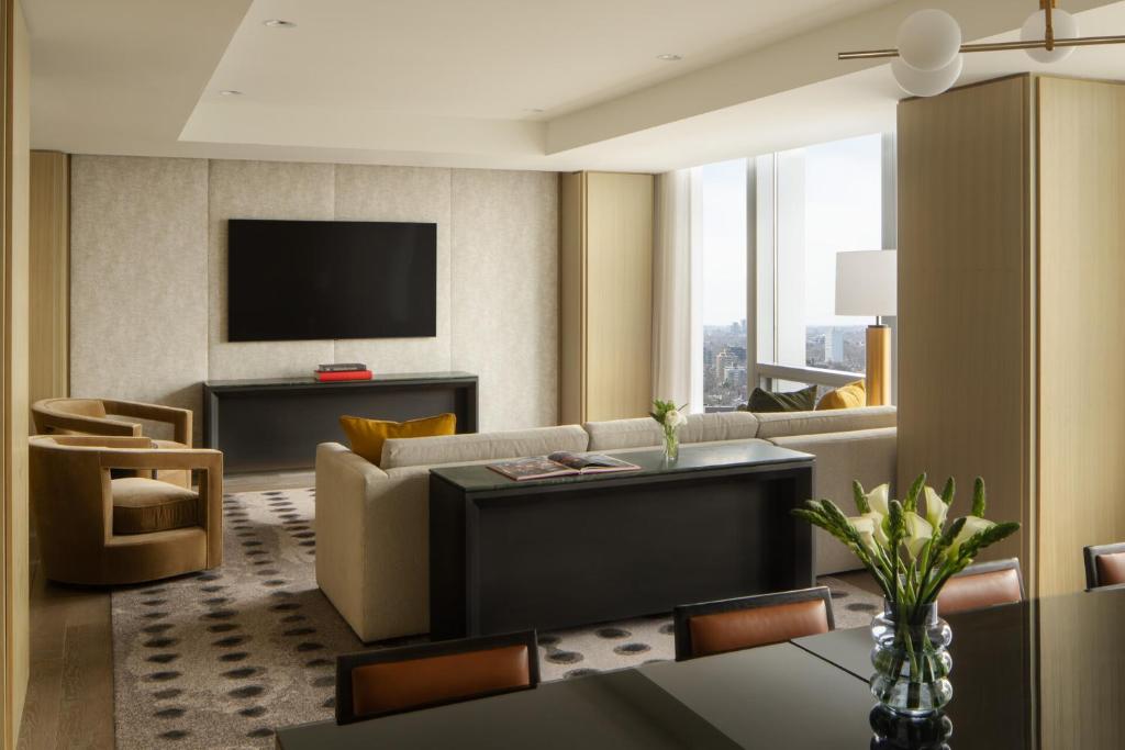Shared lounge/TV area