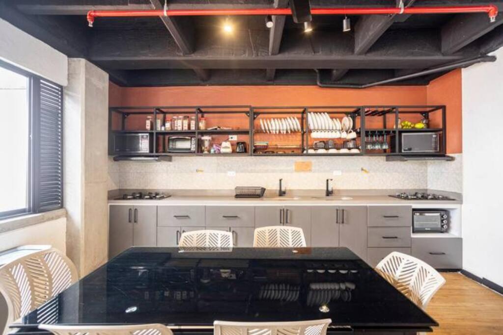 Económicas habitaciones amobladas en Medellín con oficinas, puesto de trabajo, cocina, baño y lavandería comunes Be Together by Roots Rentals TOG401y402 - 2