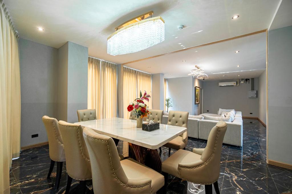 โรงแรมวายเอสดับเบิลยู ลพบุรี (YSW HOTEL LOPBURI)