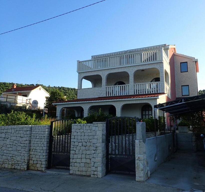 Apartman Daisy, Slatine