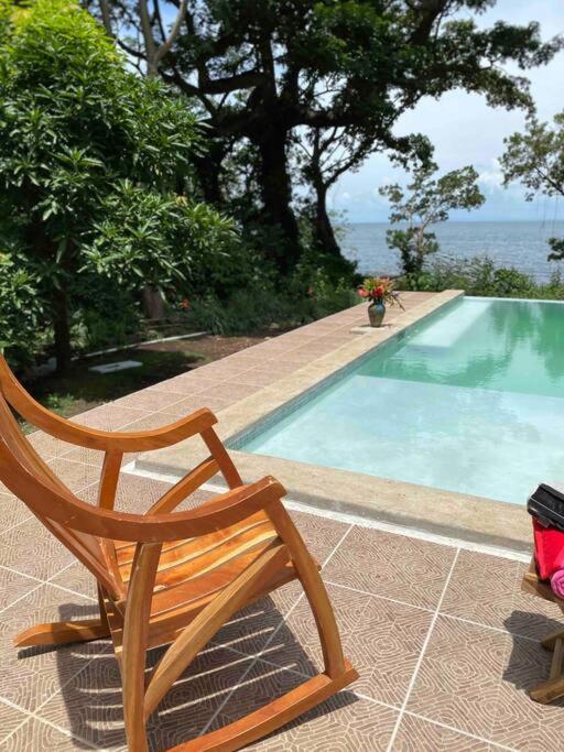 Casa Lora lakefront with a pool, Punta Gorda