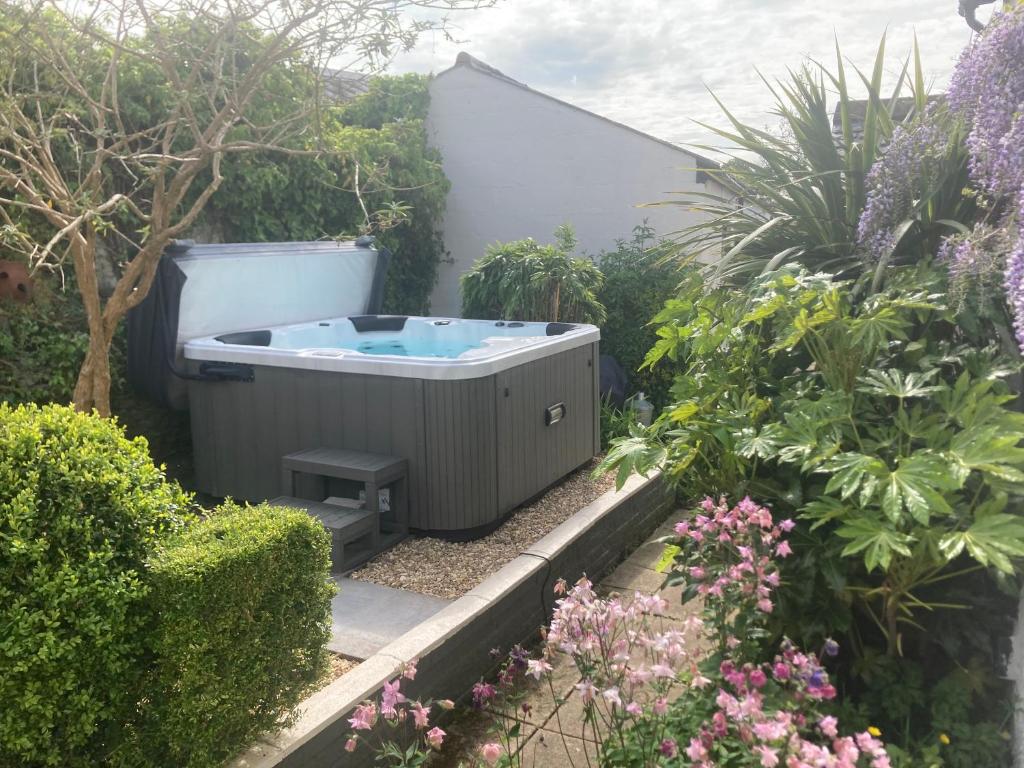 Bryntirion Farmhouse Apartment with Hot Tub, Llanfair Caereinion