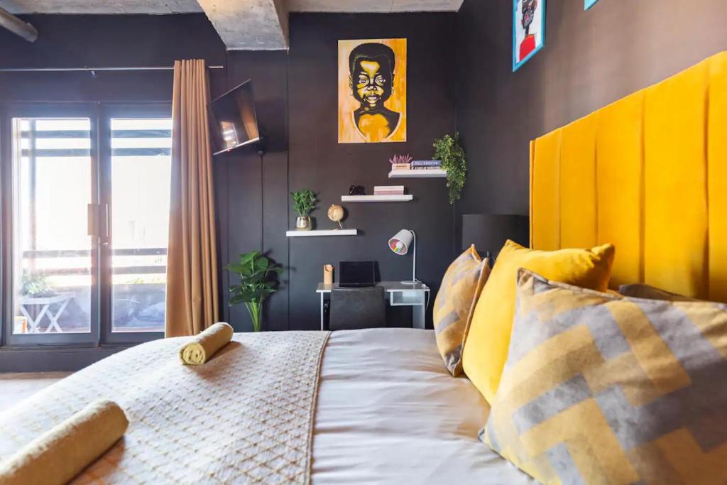 Designer Jozi Apartment with Balcony & City Views - Hallmark House, Johannesburg