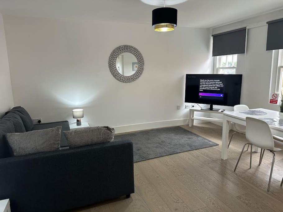 Bright, spacious and modern flat, Brentwood
