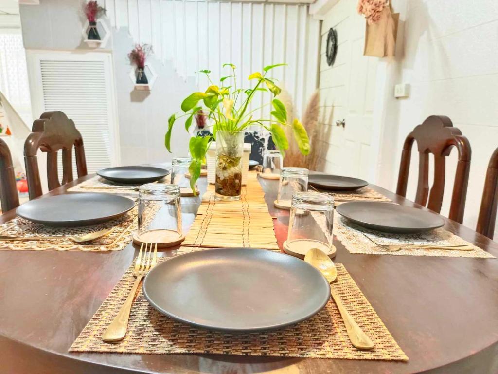 Getaway Villa Bangkok-4 Bedroom, 6 Beds and 5 bath