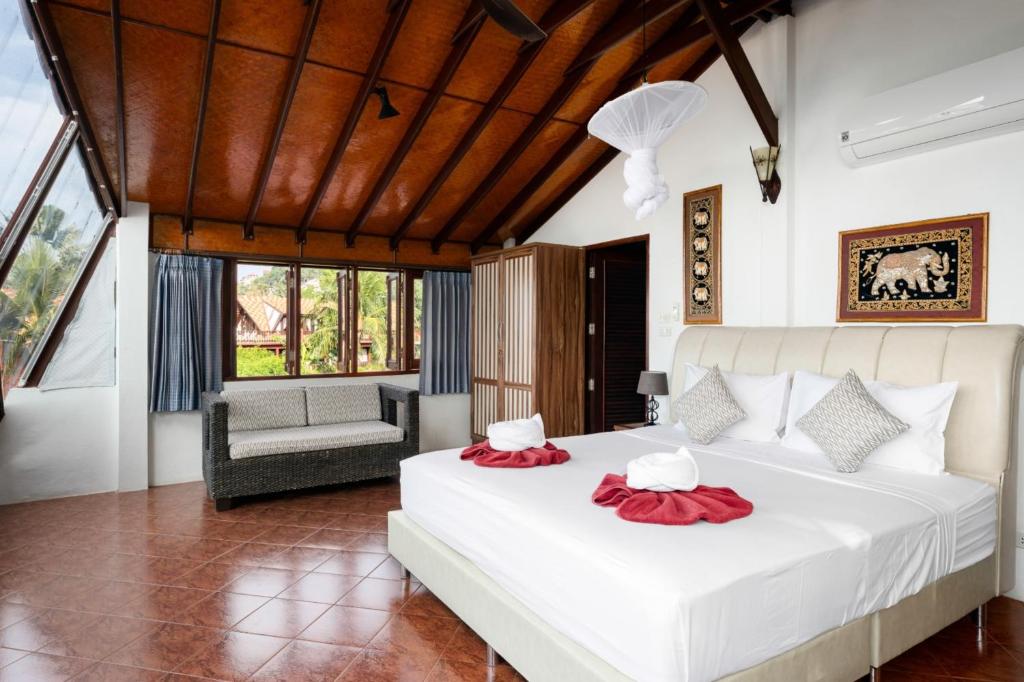 Beachfront Villa Bang Po 전경