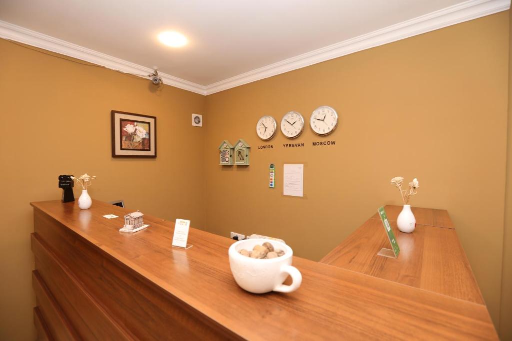 Front desk [24-hour]