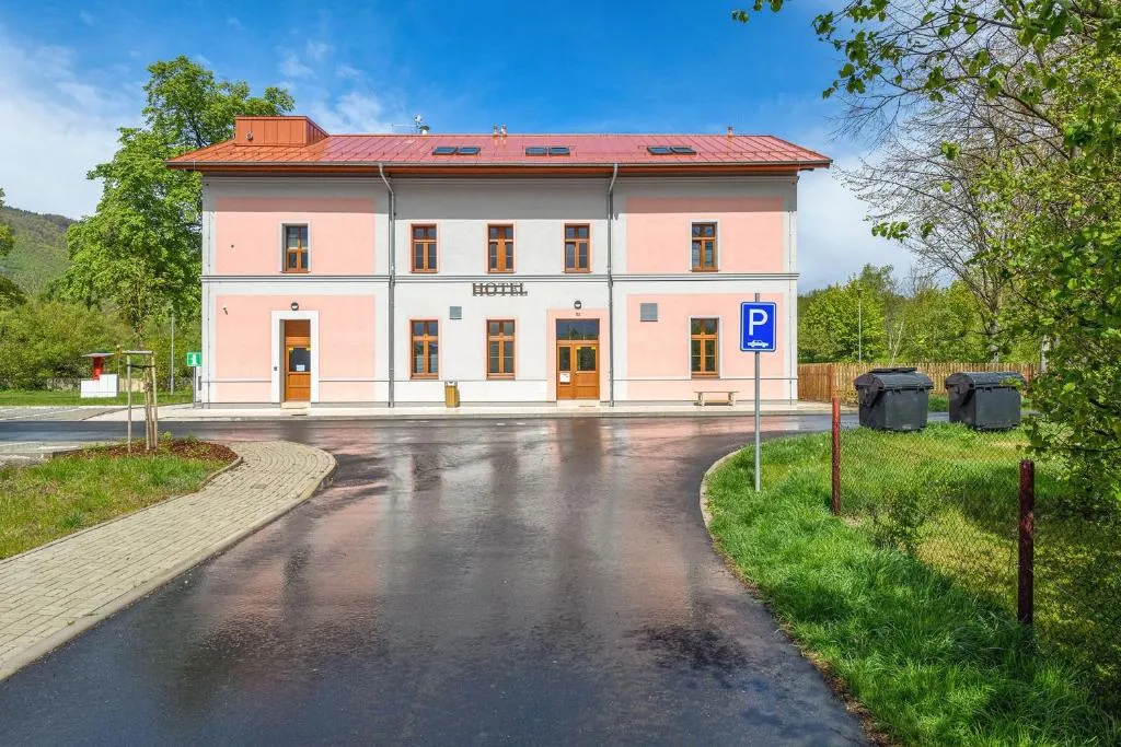 Hotel Nádraží，位于Horní Jiřetín的酒店