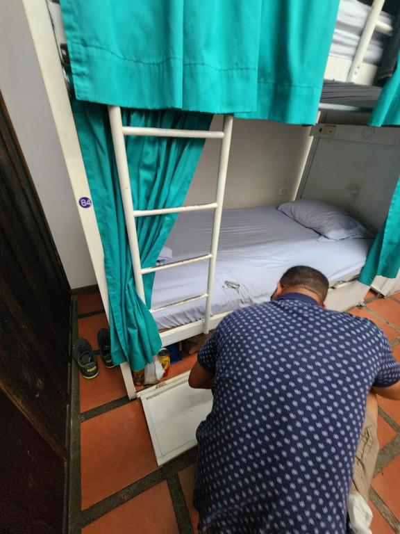 Tempat Tidur di Kamar Asrama Pria