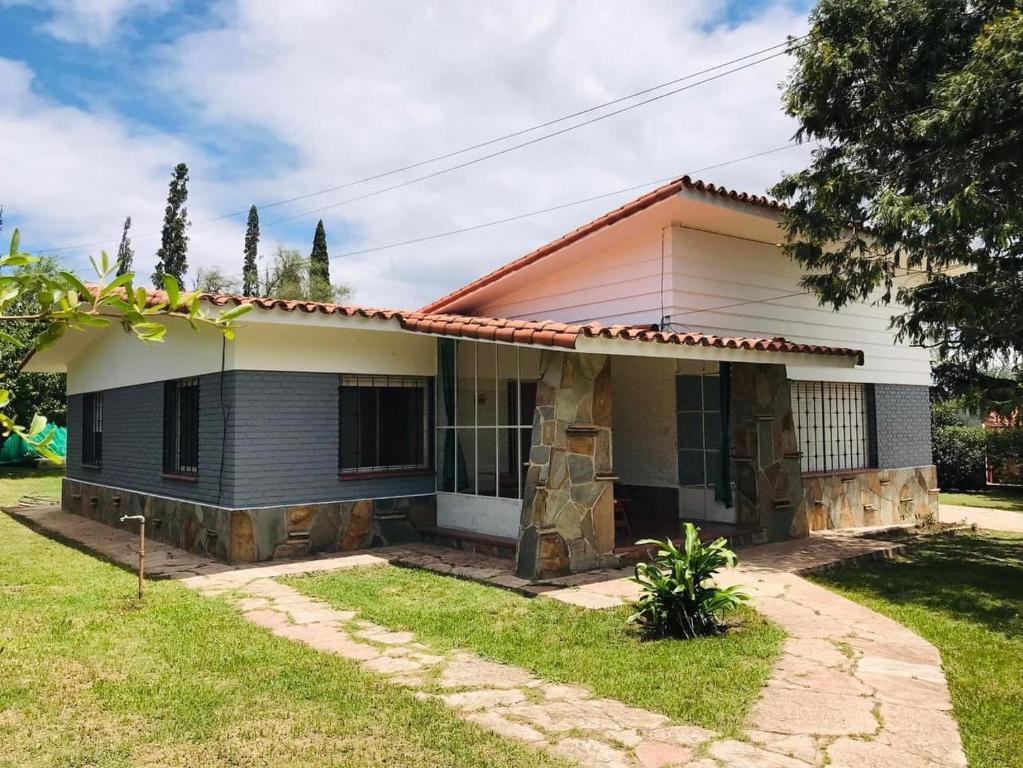 Excelente y amplio Chalet Capacidad 2 a 6 personas, La mejor ubicación de la Falda, Barrio Residencial Villa Edén, A tan solo 3 cuadras del hotel Edén y a pasos del centro de dicha localidad - Cámaras de seguridad 24hs - unidad Monitoreada - 2