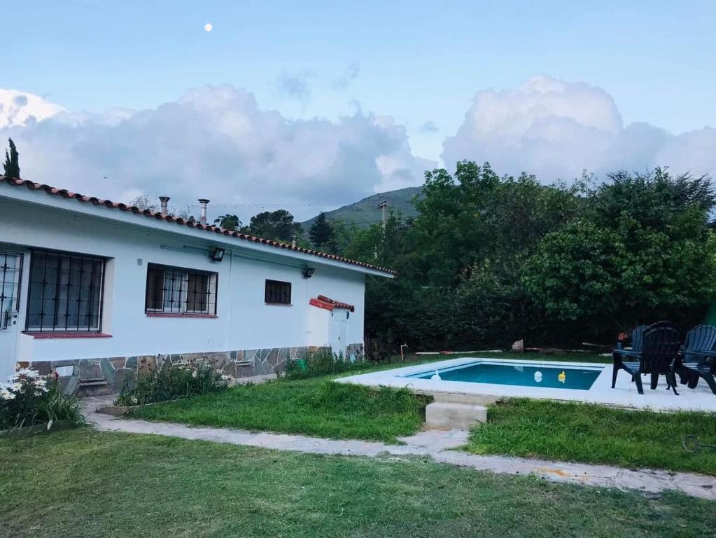 Excelente y amplio Chalet Capacidad 2 a 6 personas, La mejor ubicación de la Falda, Barrio Residencial Villa Edén, A tan solo 3 cuadras del hotel Edén y a pasos del centro de dicha localidad - Cámaras de seguridad 24hs - unidad Monitoreada - 5