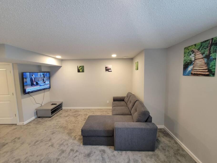 Cozy vacation! 3min from Cinema Plex, Biggest YMCA, South Health Campus, etc, Calgary