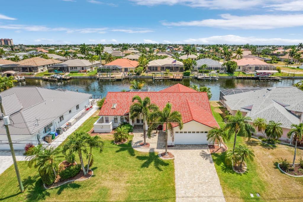 Tropical Palms SW Cape - waterfront private home locally owned & managed fair & honest pricing 전경