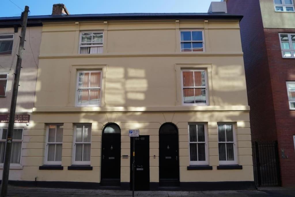 Group Bookings: Up To 30 Guests Across 5 Spacious Flats! Keyless Access Free Wifi & Parking, Birmingham