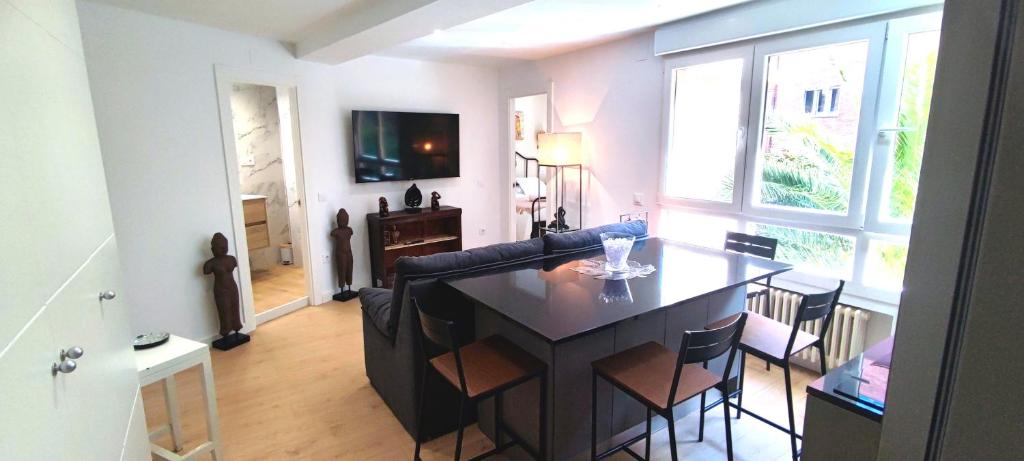 Moderno, luminoso y exterior en calle peatonal, Oviedo