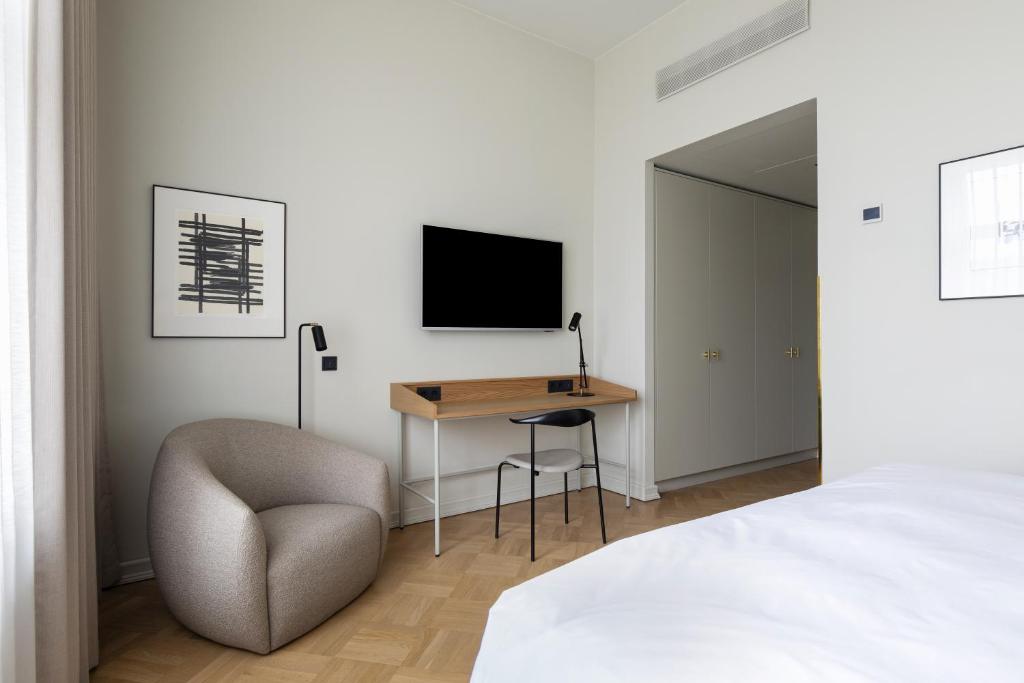 Szoba hatalmas kétszemélyes ággyal