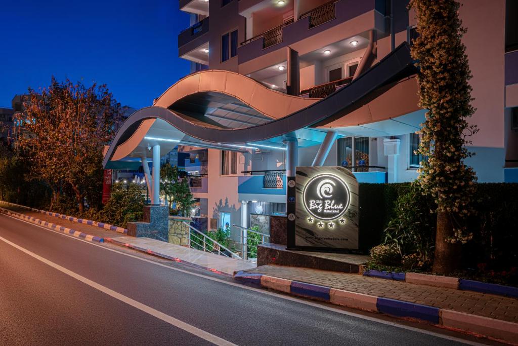Club Big Blue Suit Hotel - All Inclusive Plus — Hotel building in Alanya