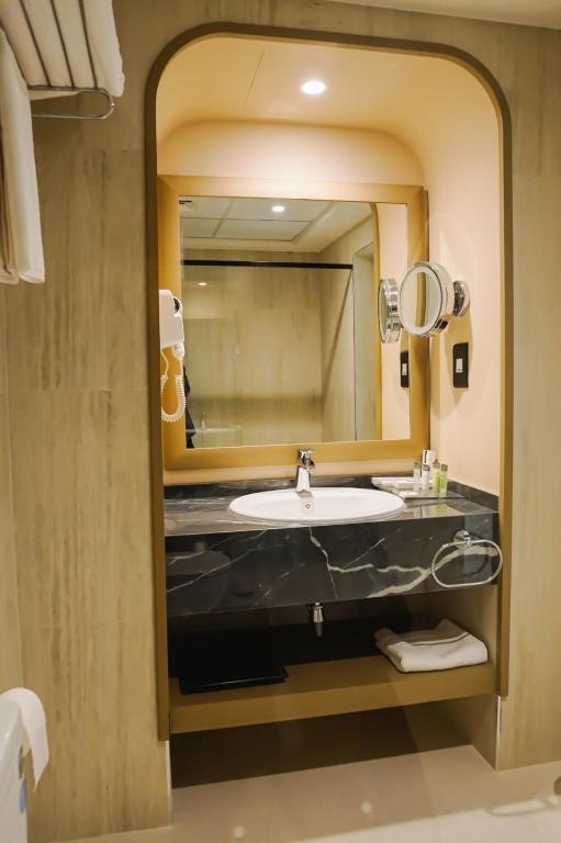 Abu Dhabi Sheraton Khalidiya Hotel Additional