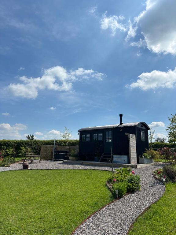 The Winford Retreat, Bristol - pet-friendly shepherd's hut with enclosed garden