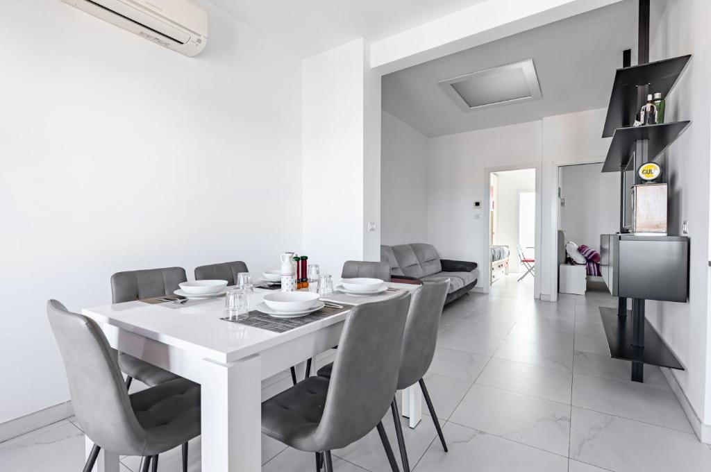 GuestHost - Bright Apartment near the Beach! - 3