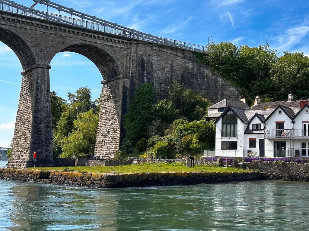 Hiraethog, Menai Bridge