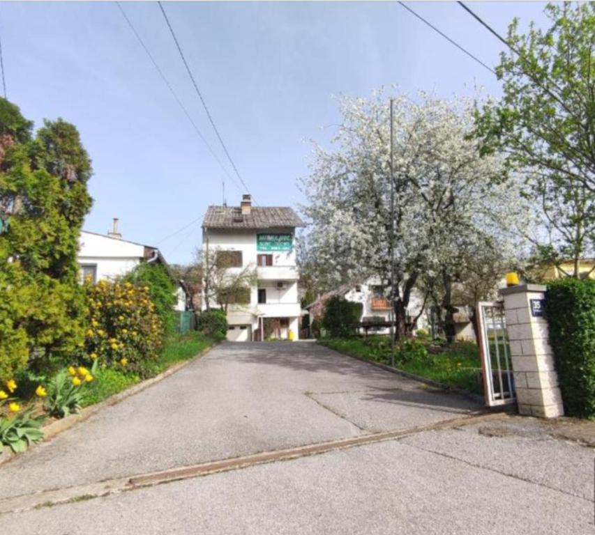 Mirna noć, soba s 2 odvojena kreveta, Záhřeb