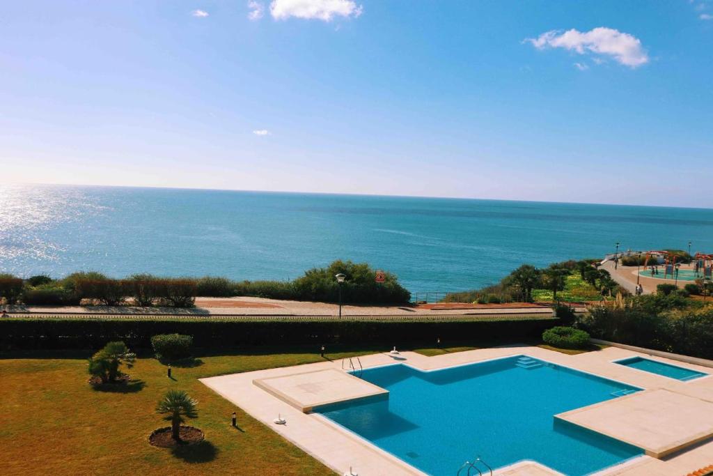 Sea View W Pool, Terrace & Parking, Cascais