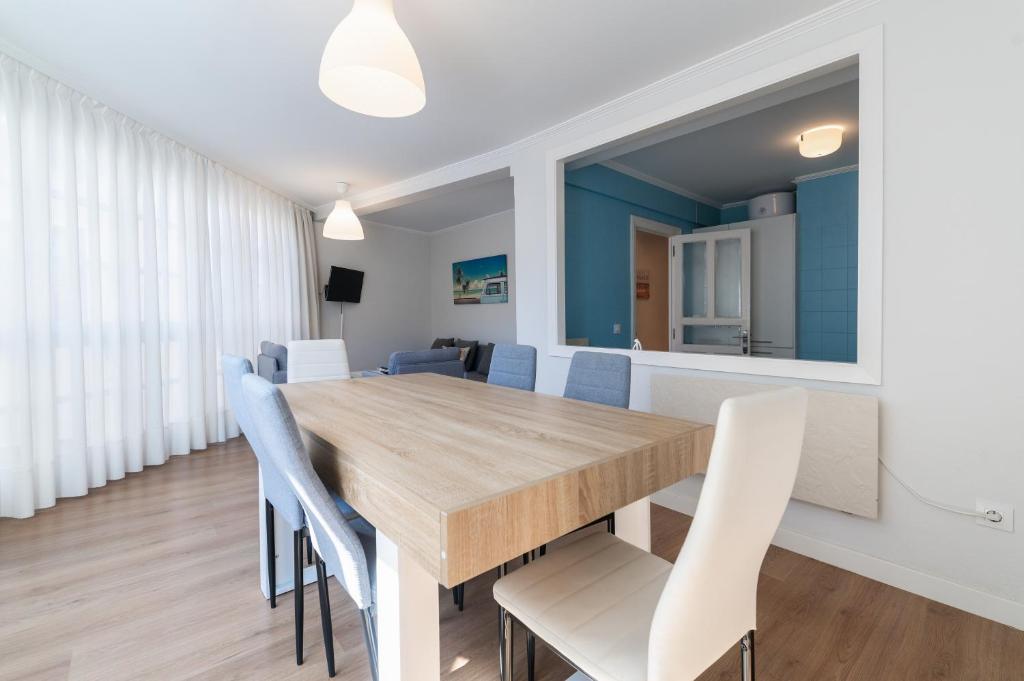 Iván, centro Llanes, playa 350m VUT-4339-AS, Llanes