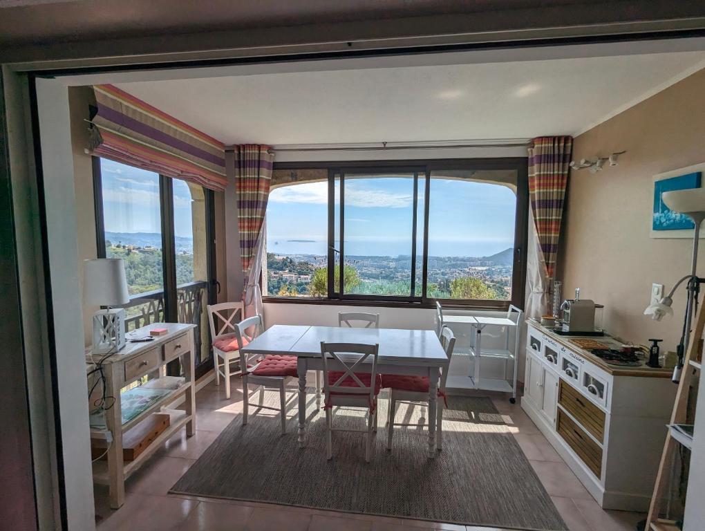 Appartement avec vue mer exceptionnelle dans résidence de standing, au calme, avec piscine, Mandelieu-la-Napoule