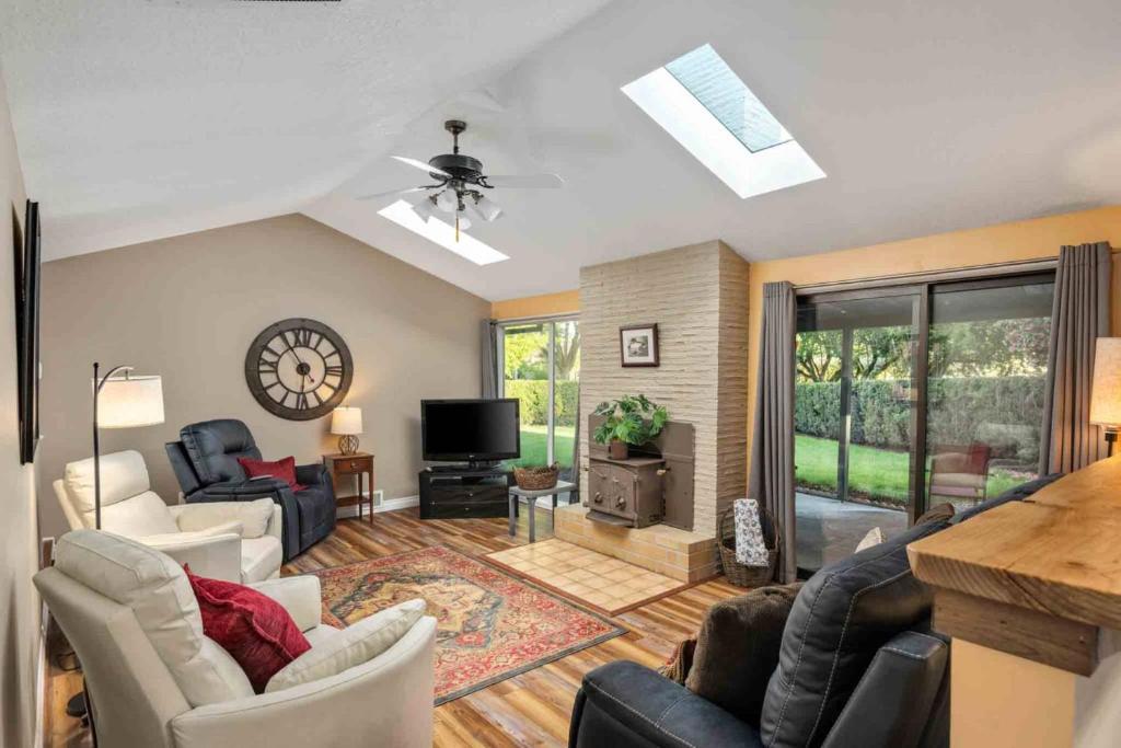 Jim and Shirley's Cukoo's Nest, Hillsboro