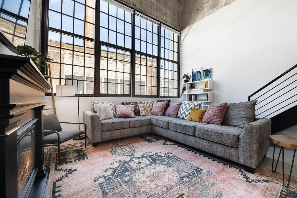 New Industrial Loft Space on River and Bike Trail 전경