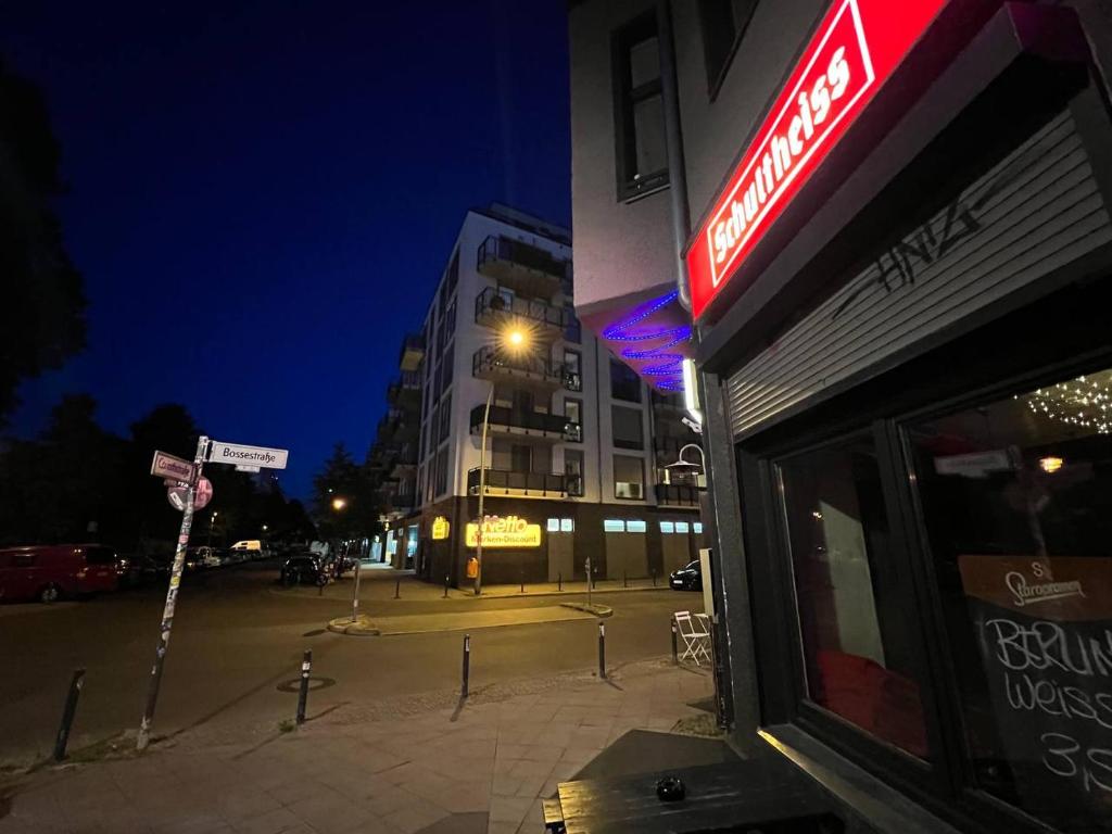 Stylish 2-room Apartment with Balcony Next to East Side Gallery, Berlín