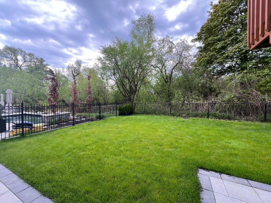 Cozy, brand-new, 2BDR,walkout apt, free parking, Richmond Hill