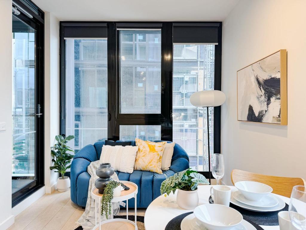 Elegant 2BR Skyline Apt Free Parking, Melbourne