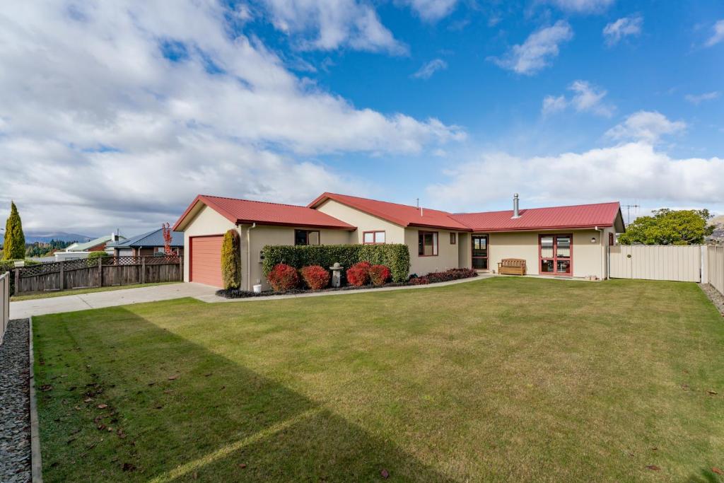 Alpine Scenery - Wanaka Holiday Home, Wanaka