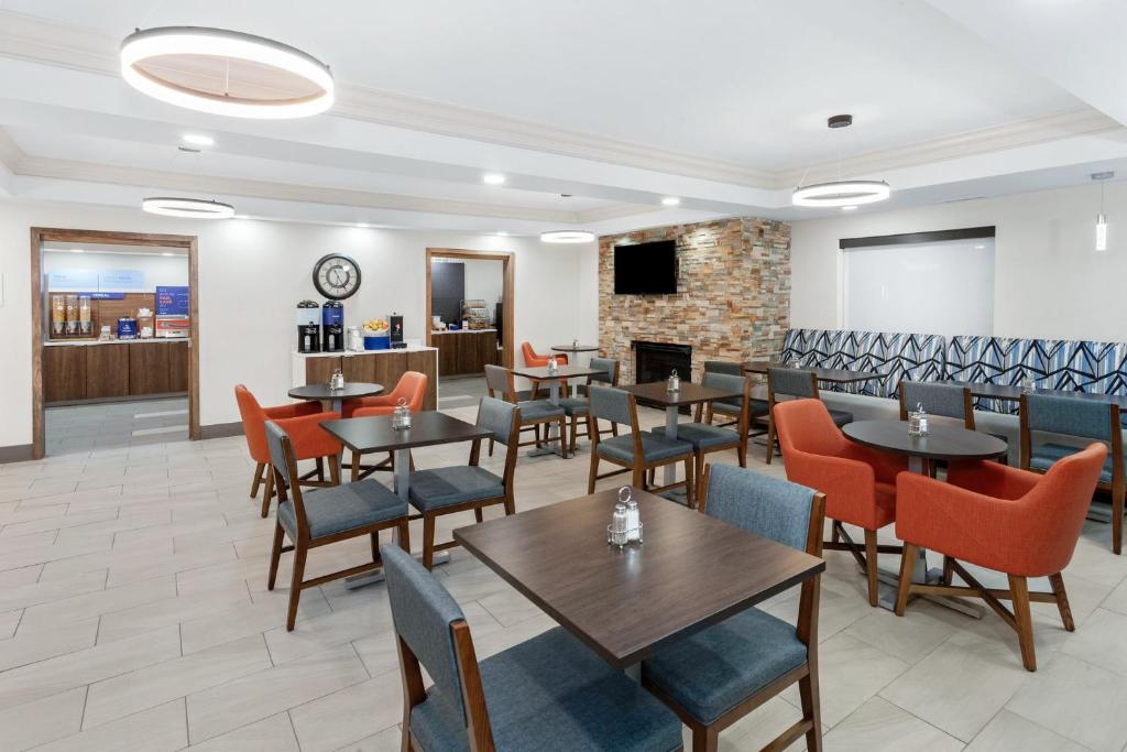Holiday Inn Express Hotel & Suites Chicago-Algonquin By IHG お料理のイメージ