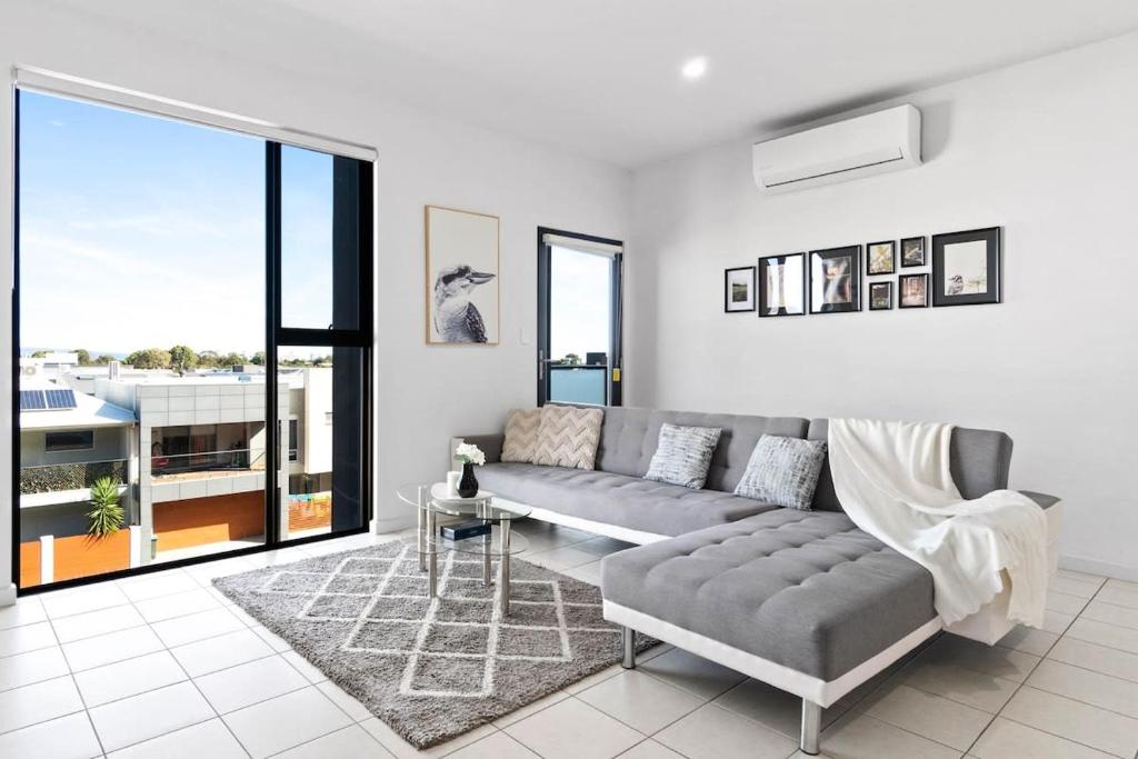 Lightview Oasis- Modern 2BR Apt- WiFi & Parking, Broadview