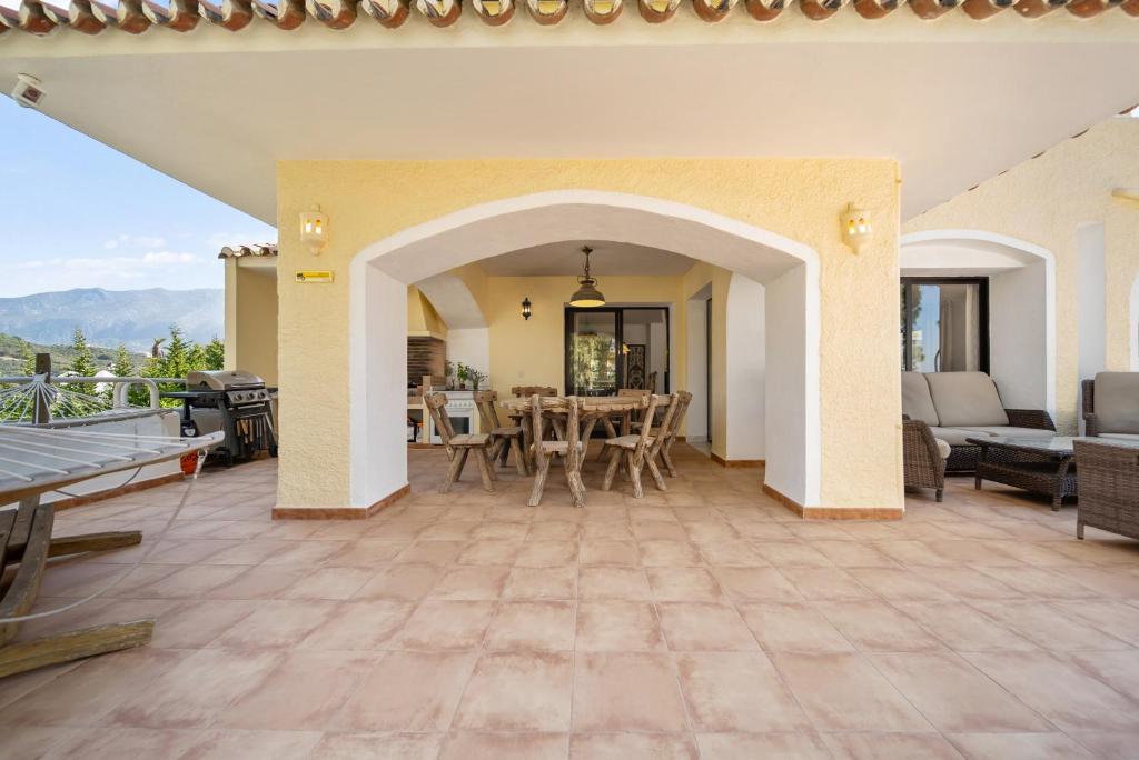Charming Andalusian style villa in Nueva Andalucia - 4
