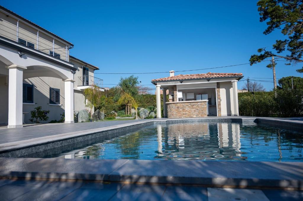 Rez de maison neuve Piscine WiFi Poolhouse en Pierre 전경