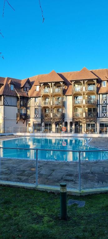 En rez-de-chaussée - terrasse & Piscine Chauffée - 2