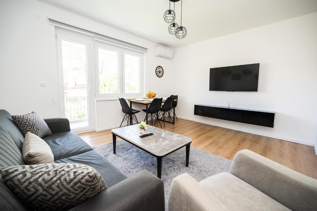 Bright 2BDR apartment with Balcony - FREE PARKING, Sarajevo