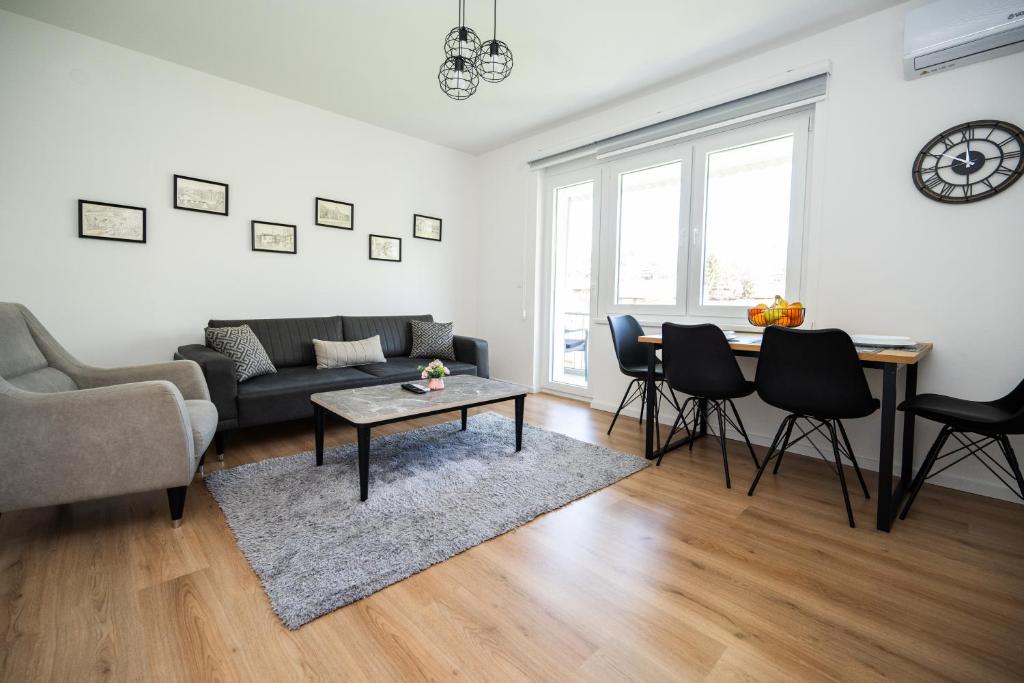 Bright 2BDR apartment with Balcony - FREE PARKING - 3