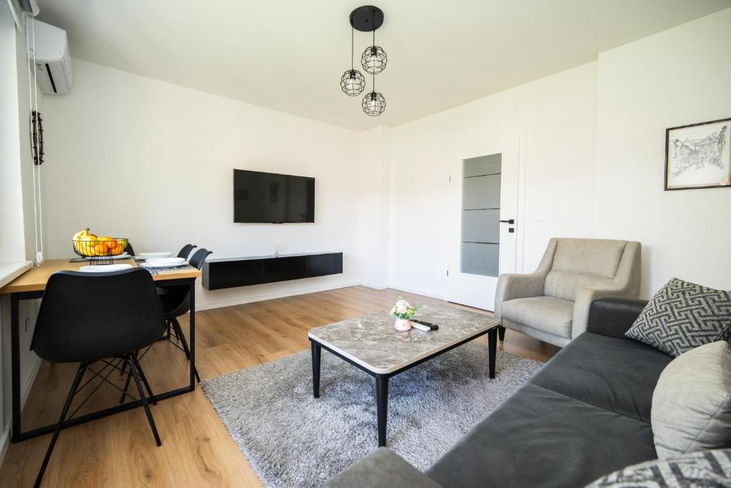 Bright 2BDR apartment with Balcony - FREE PARKING - 2