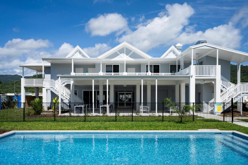 Trinity Collective, Trinity Beach