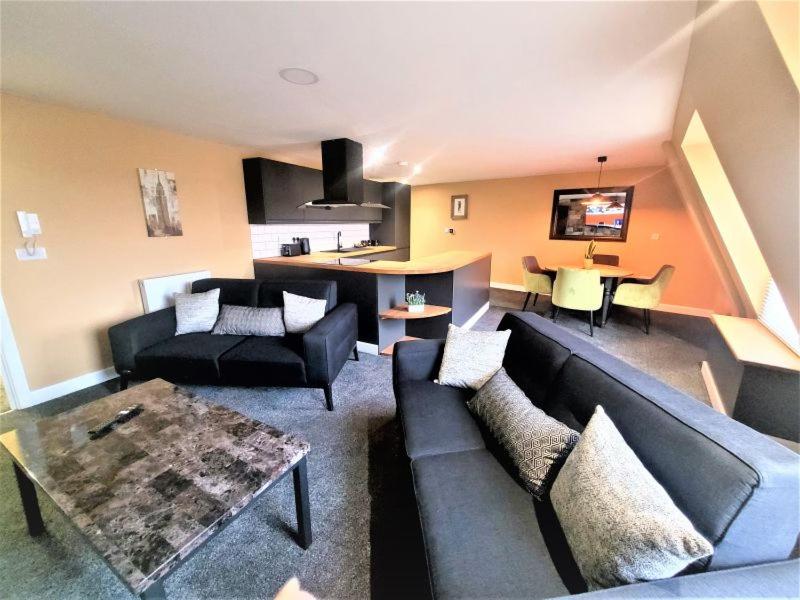 Friary House Serviced Apartments by Roomsbooked - 24Hr Reception, Gloucester