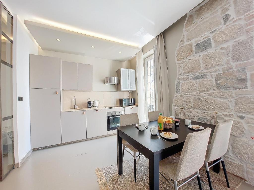 Nestor&Jeeves - COEUR DAZUR - Central - Modern - 3