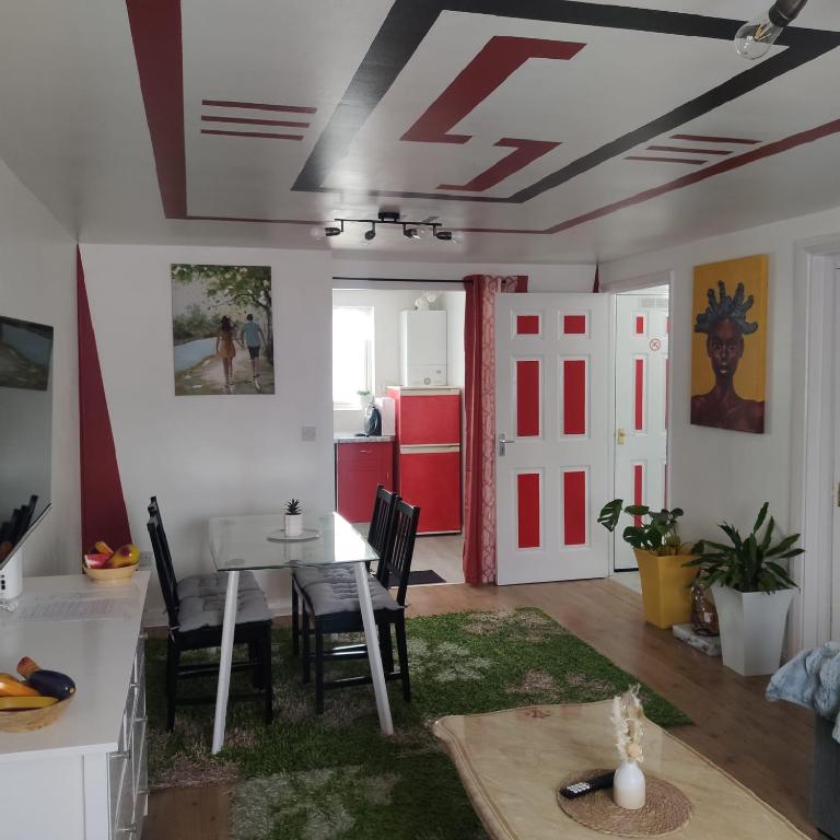 Apartment - Sleeps 5 - Parking - Station Close, Romford