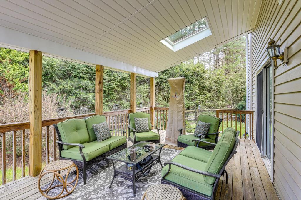 Lake and Pool Access Spacious Home in Newland, Newland