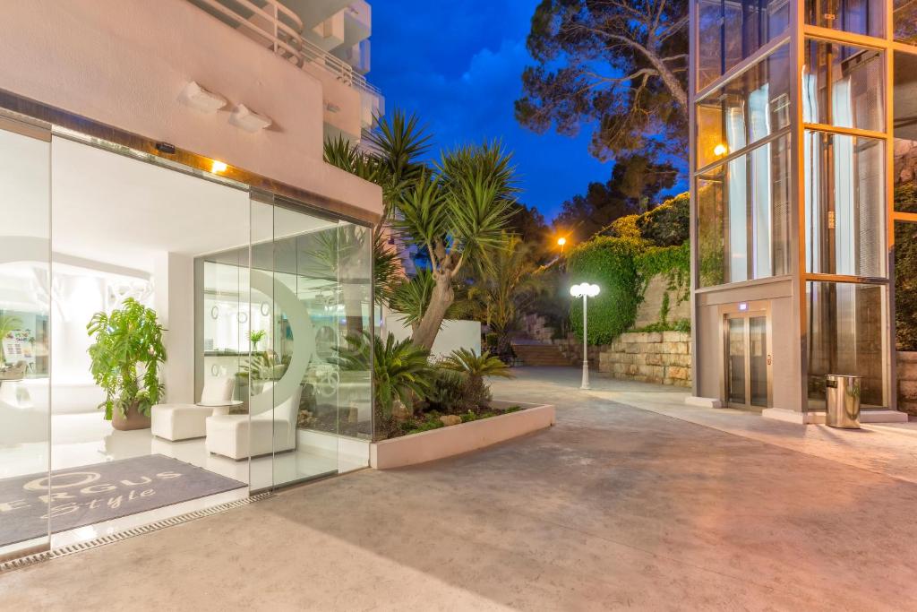 FERGUS Style Cala Blanca Suites — Hotel building in Santa Ponca, Balearic Islands